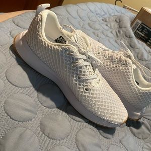 Women white nobull mesh runner